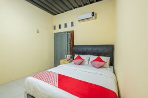 Standard Double Room | Desk, free WiFi, bed sheets - OYO 1120 Hotel Grand Liquid (Karawang)