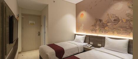Quarto de hotel com duas camas, televisão e um mural representando uma cena tradicional.