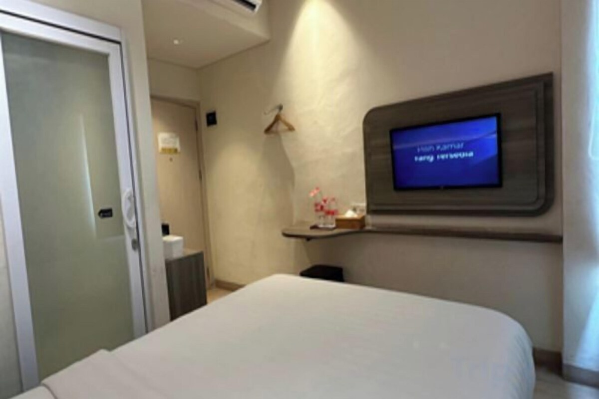 Desk, WiFi (free), bed sheets