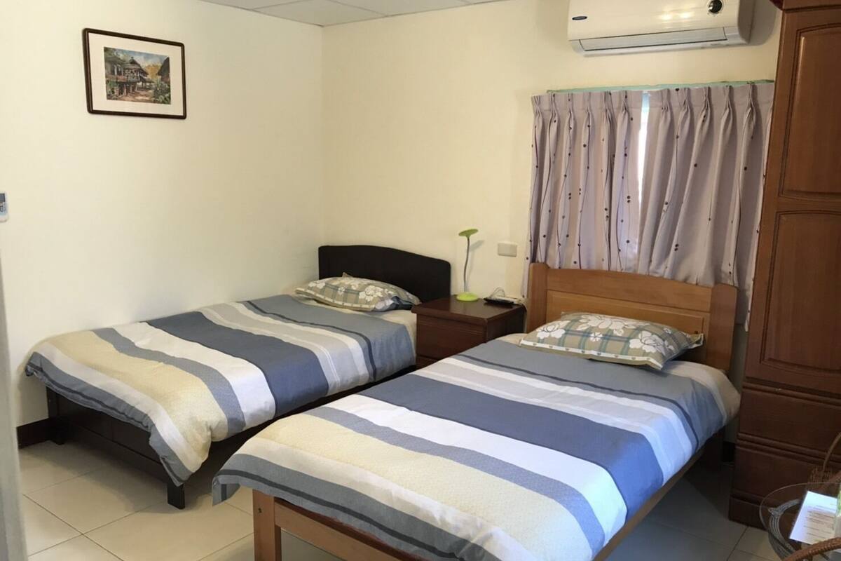Standard Twin Room | Desk, soundproofing, WiFi (free), bed sheets