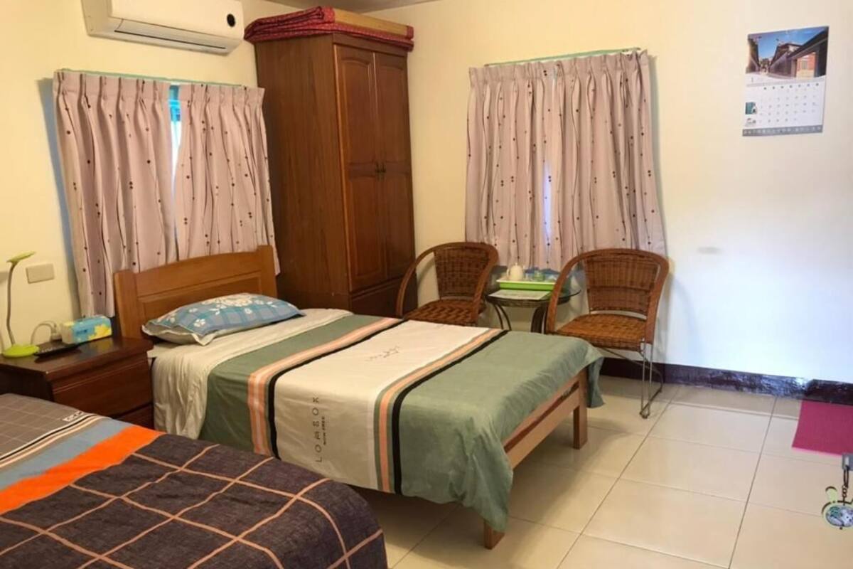Twin Room | Desk, soundproofing, WiFi (free), bed sheets