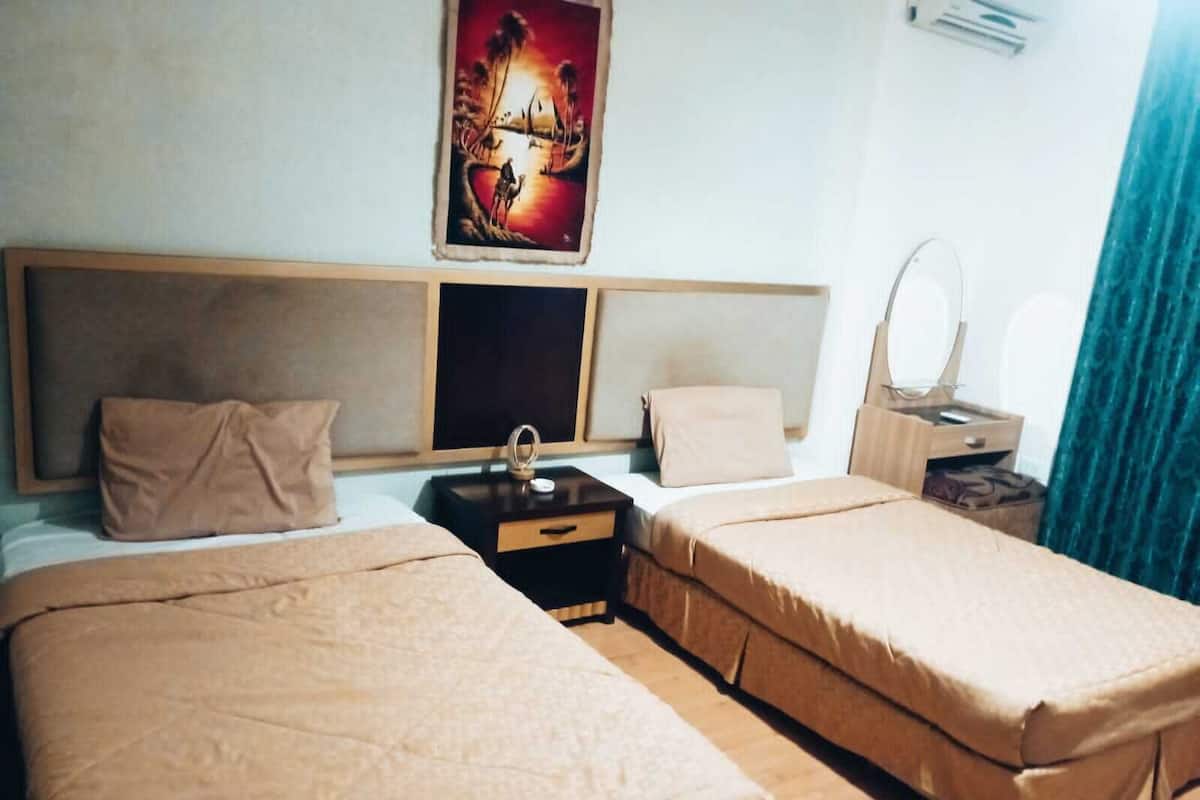 1 bedroom, Egyptian cotton sheets, premium bedding, down comforters