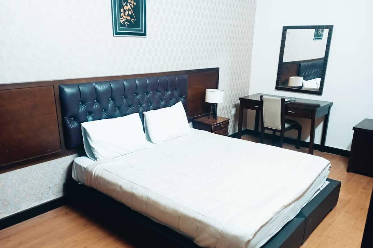 1 bedroom, Egyptian cotton sheets, premium bedding, down comforters