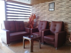 Lobby sitting area - Seleen Hotel Suites (Amman)