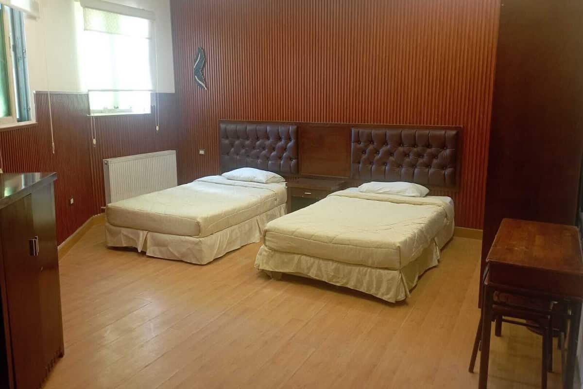 1 bedroom, Egyptian cotton sheets, premium bedding, down comforters