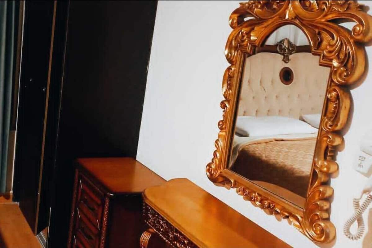 1 bedroom, Egyptian cotton sheets, premium bedding, down comforters