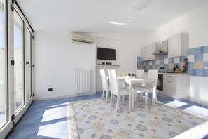Appartement, 2 chambres | Aire de séjour | Téléviseur