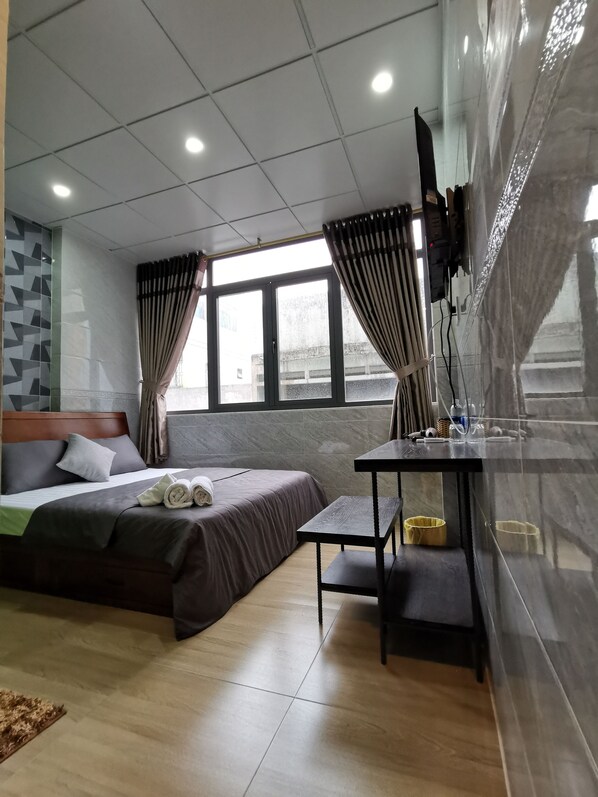 Minibar, desk, laptop workspace, blackout drapes - Cola's Homestay (Ho Chi Minh City)