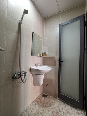 Shower, hair dryer, slippers, bidet - Cola's Homestay (Ho Chi Minh City)