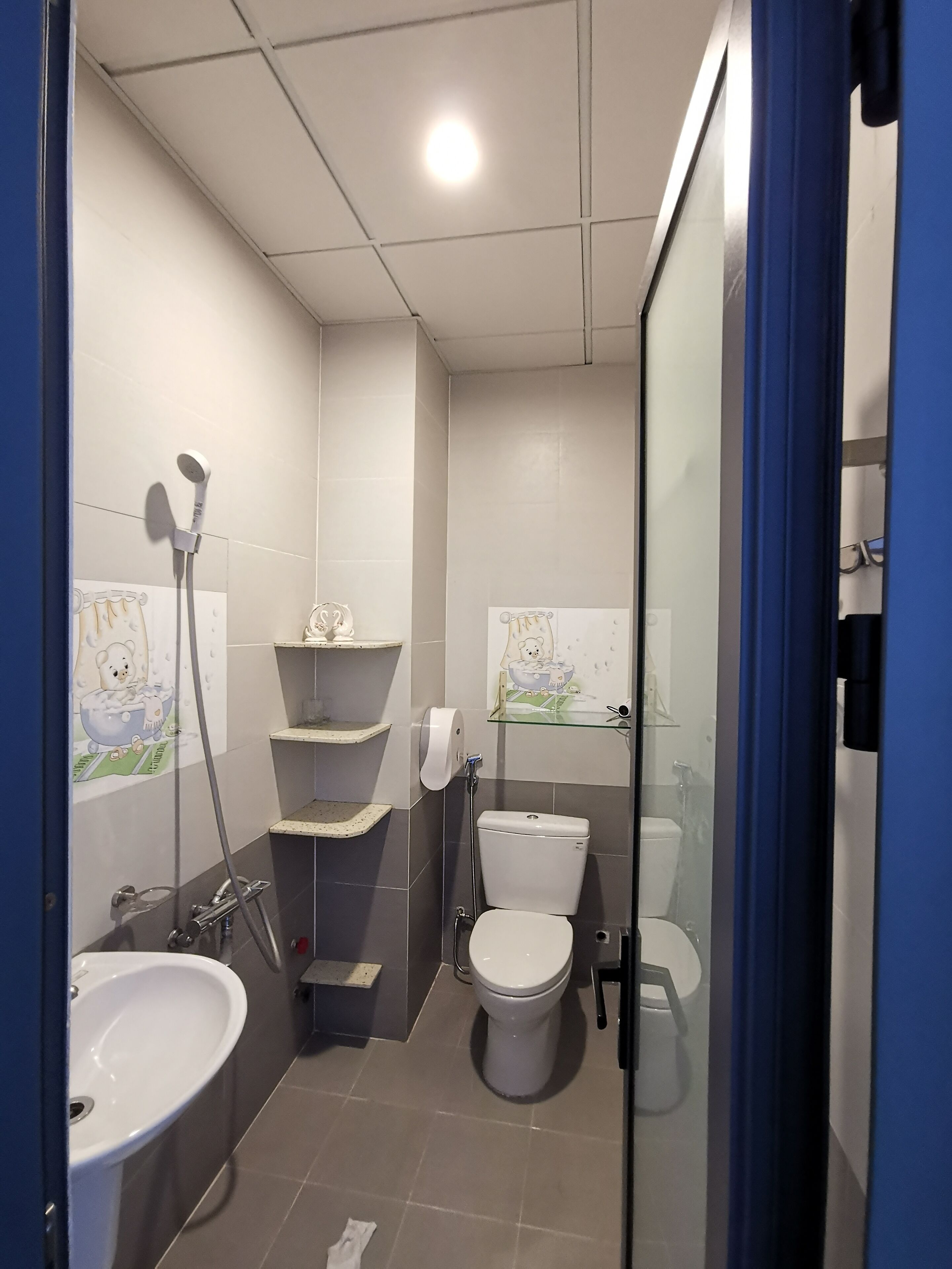 Family Quadruple Room | Bathroom | Shower, hair dryer, slippers, bidet