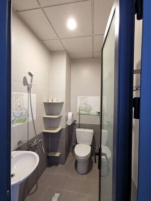 Family Quadruple Room | Bathroom | Shower, hair dryer, slippers, bidet - Cola's Homestay (Ho Chi Minh City)