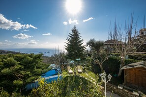Seasonal outdoor pool, pool loungers - The Retreat of the Senses (Massa Lubrense)