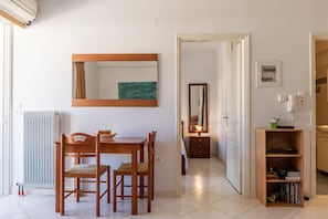 Apartment, 1 Schlafzimmer | Wohnbereich | Fernseher