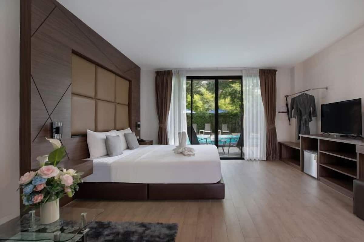 Hypo-allergenic bedding, blackout drapes, free WiFi, bed sheets