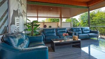 Coin salon dans le hall