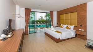 Une chambre d’hôtel moderne avec un grand lit, un bureau et une vue sur une piscine.