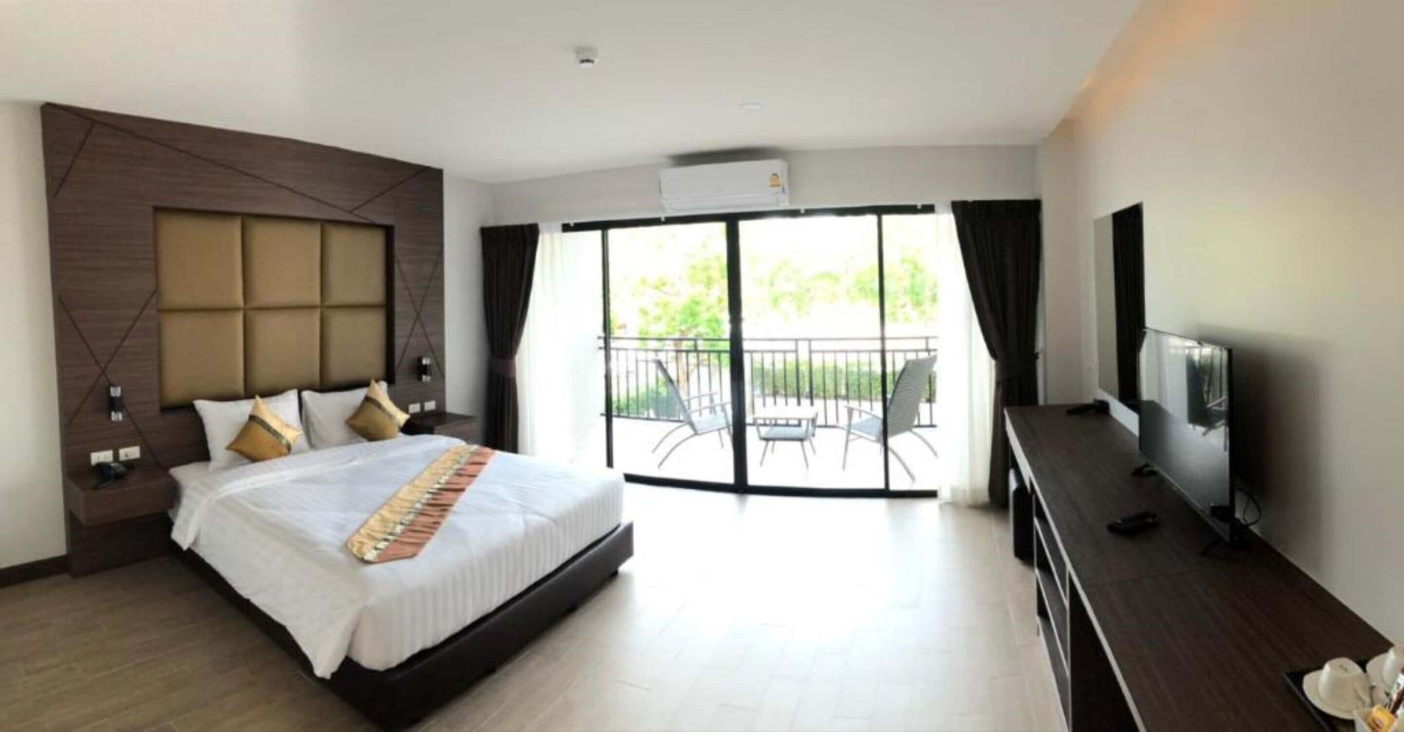 grand deluxe pool view | 1 bedroom, hypo-allergenic bedding, blackout curtains, free wifi