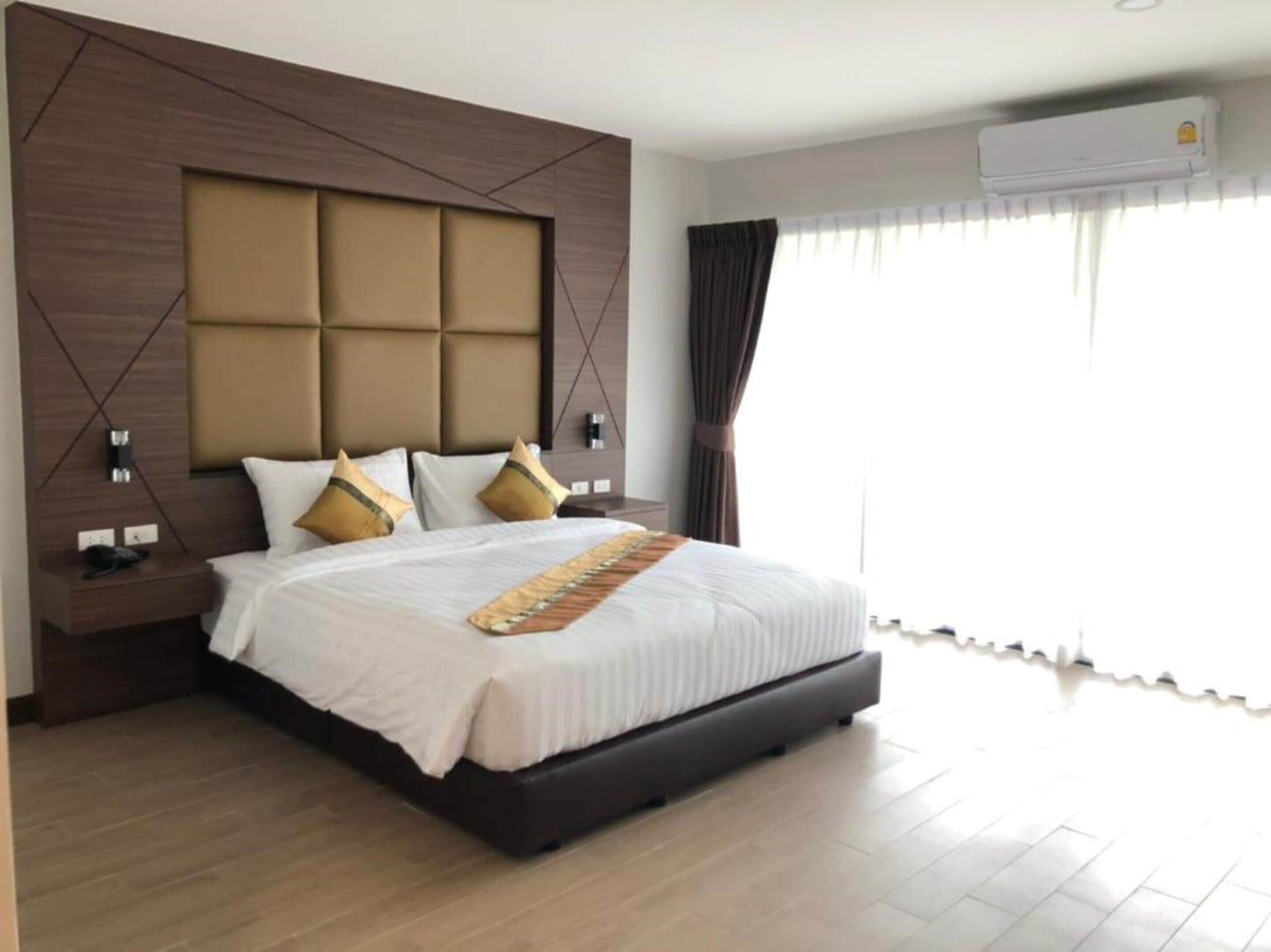 grand deluxe pool view | 1 bedroom, hypo-allergenic bedding, blackout curtains, free wifi