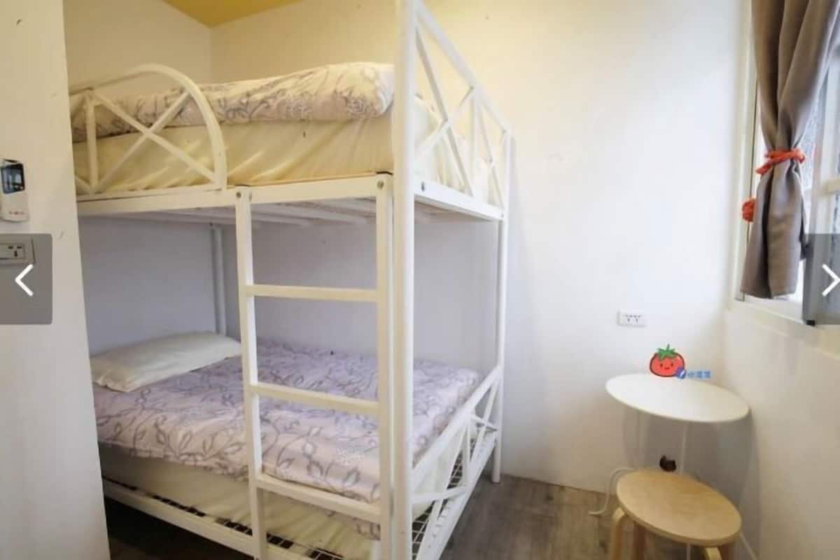 Blackout drapes, free WiFi, bed sheets