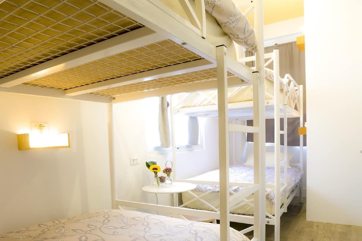 Blackout drapes, free WiFi, bed sheets