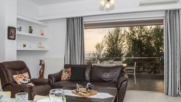 Apartment | Wohnbereich | 32-Zoll-Flachbildfernseher mit Digitalempfang, Fernseher, Kamin