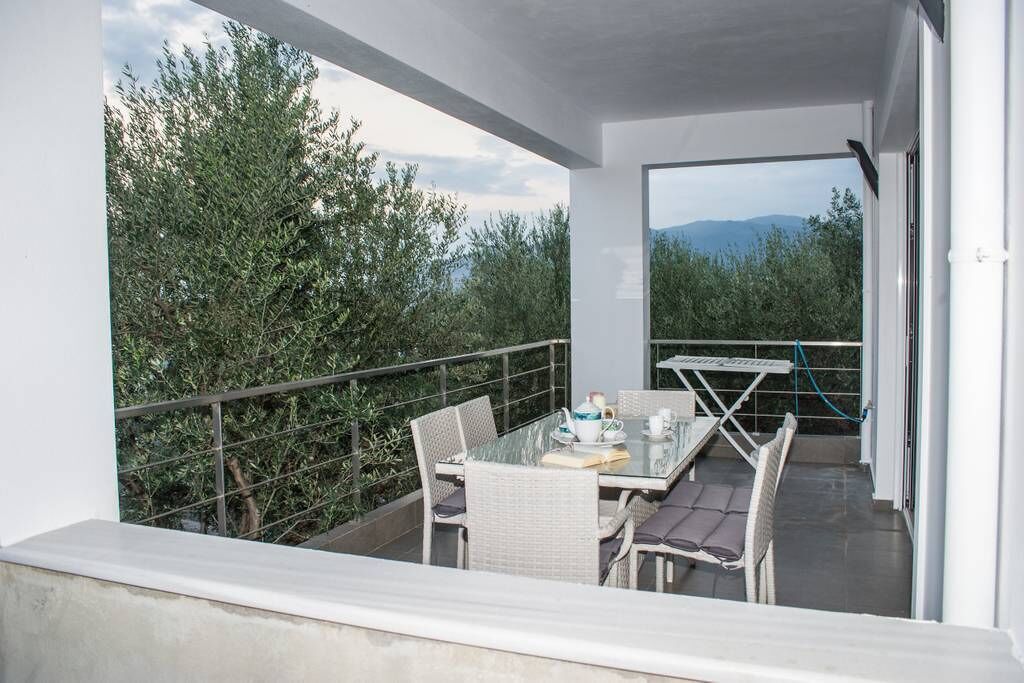 Nina's Villa, Cosy Seaview Retreat