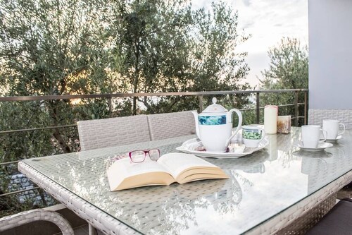 Nina's Villa, Cosy Seaview Retreat