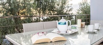 Nina's Villa, Cosy Seaview Retreat