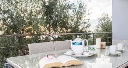 Nina's Villa, Cosy Seaview Retreat