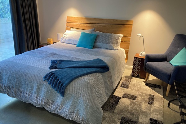 1 soverom, skrivebord, wi-fi (inkludert) og sengetøy