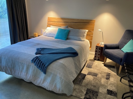 1 bedroom, desk, free WiFi, bed sheets. Private, modern and close to town.