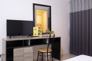 Standard Double Room | Television - Salinsiri at Lat Krabang (Bangkok)