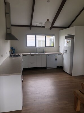 Fridge, microwave, oven, dishwasher - Atiamuri Bach Family (Atiamuri)