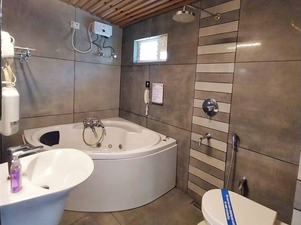 Suite estudio de lujo, vistas a la montaña | Baño | Ducha, cabezal de ducha tipo lluvia, zapatillas y papel higiénico