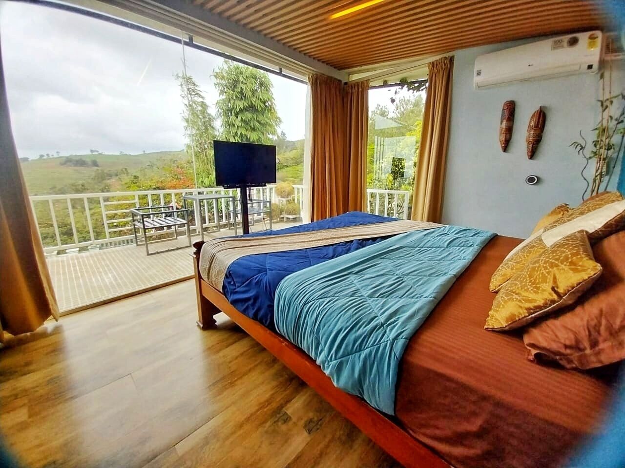 Luxury Studio Suite, Mountain View | Free minibar items, in-room safe, soundproofing, iron/ironing board