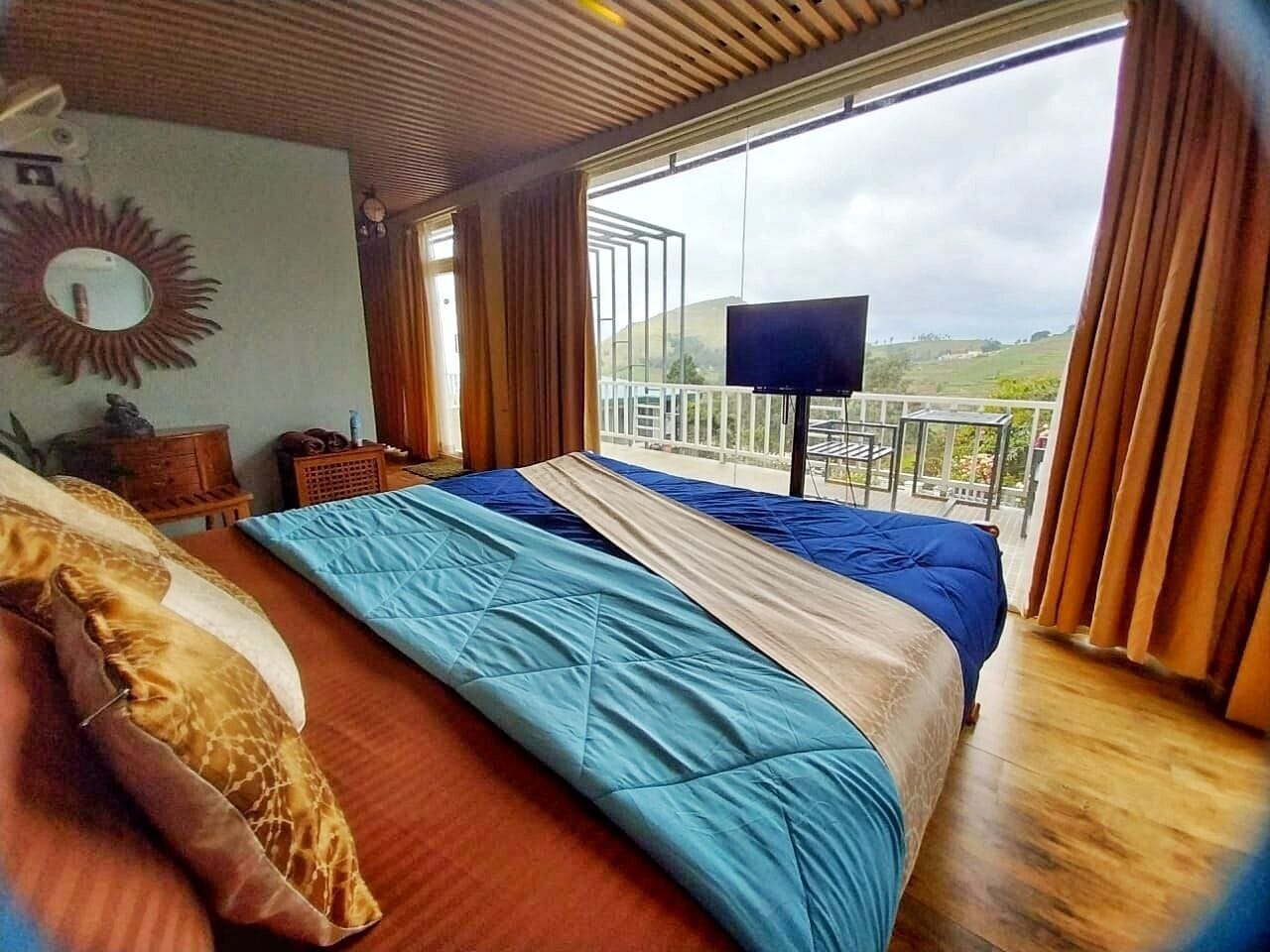 Luxury Studio Suite, Mountain View | Free minibar items, in-room safe, soundproofing, iron/ironing board