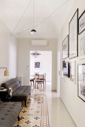 Smart TV, libri, biblioteca musicale