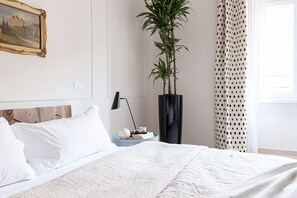 2 habitaciones, escritorio y tabla de planchar con plancha 