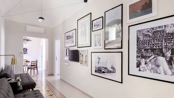 TV connectée, livres, médiathèque