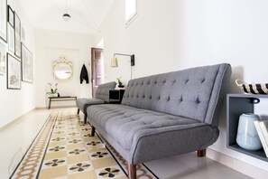 Smart TV, libros y biblioteca musical 