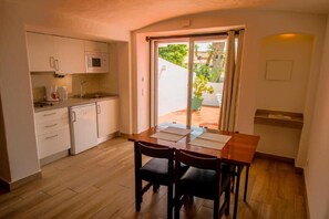 Kjøleskap, mikrobølgeovn og brødrister