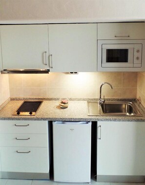 Kjøleskap, mikrobølgeovn og brødrister