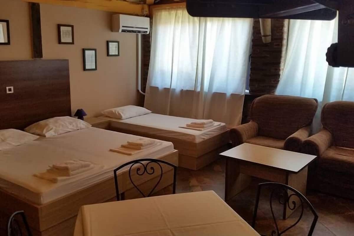 Deluxe Studio | 2 bedrooms, free WiFi, bed sheets
