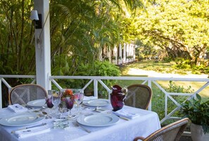 아침 식사, 점심 식사, 저녁 식사 제공, 현지 요리