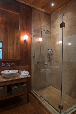 Habitación doble Deluxe | Baño | Regadera tipo lluvia, amenidades de baño gratuitas, toallas 