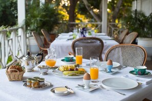 Frokost, lunsj og middag serveres