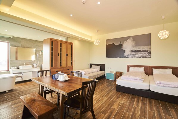 全景三人房 | 高級寢具、布置獨特、書桌、筆電工作空間