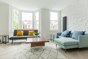 Spacious 3BR South London Apartment | Living area