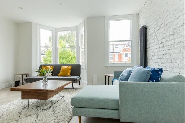 Living room - Spacious 3BR South London Apartment (London)