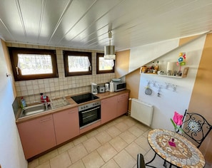 Fridge, microwave, oven, stovetop - Cozy vacation apartment "Schwalbennest" under the roof with garden access (Bundenthal)